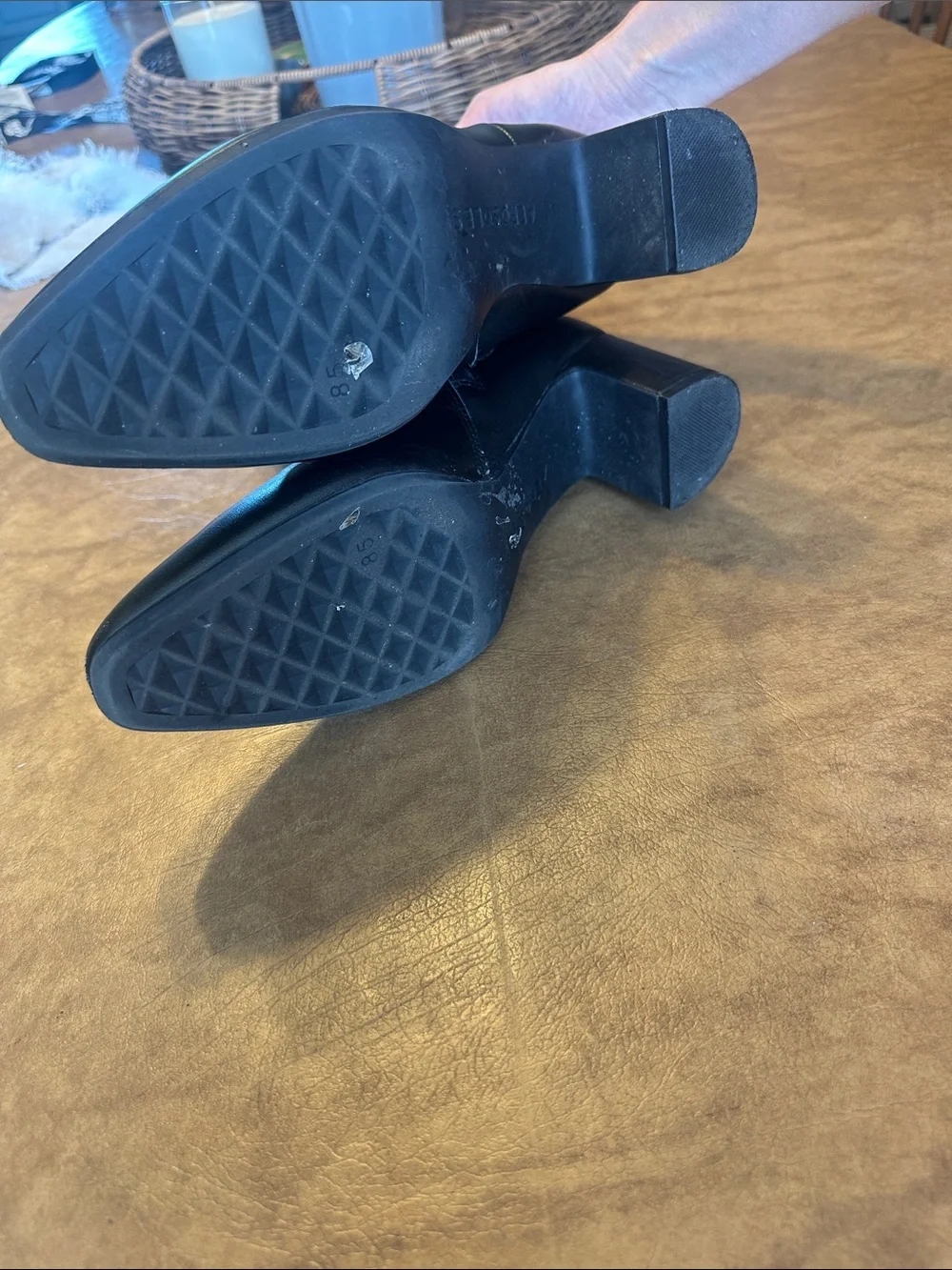 AEROSOLES Black Leather Pointed Toe Ankle Booties